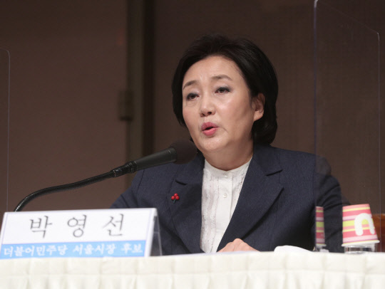 더불어민주당 박영선 서울시장 후보가 11일 오전 서울 중구 프레스센터에서 열린 관훈토론회에서 패널들의 질의에 답변하고 있다.   [국회사진기자단]